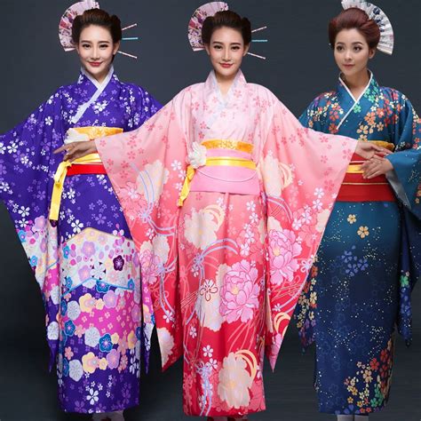 tenue traditionnelle japonaise femme|Kimono et yukata